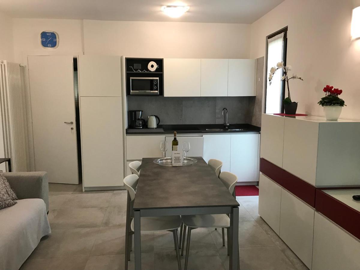 Casa Mary Due - Trilocale Con Giardino Privato A Due Passi Dal Lago Сирмионе Экстерьер фото