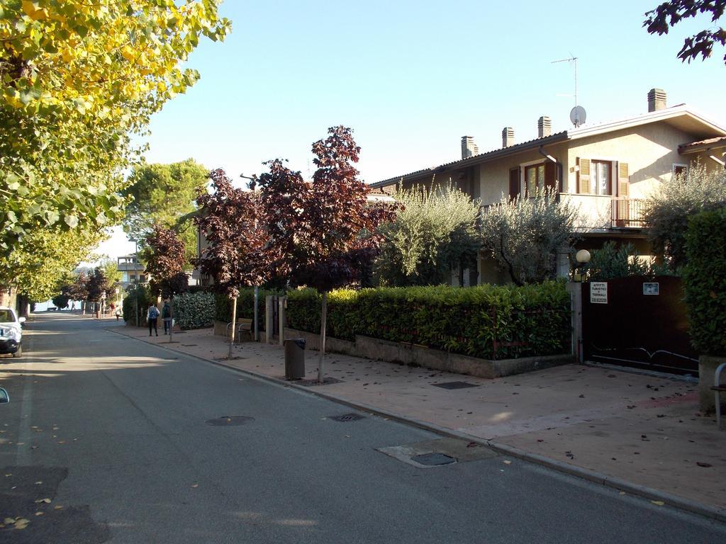 Casa Mary Due - Trilocale Con Giardino Privato A Due Passi Dal Lago Сирмионе Экстерьер фото