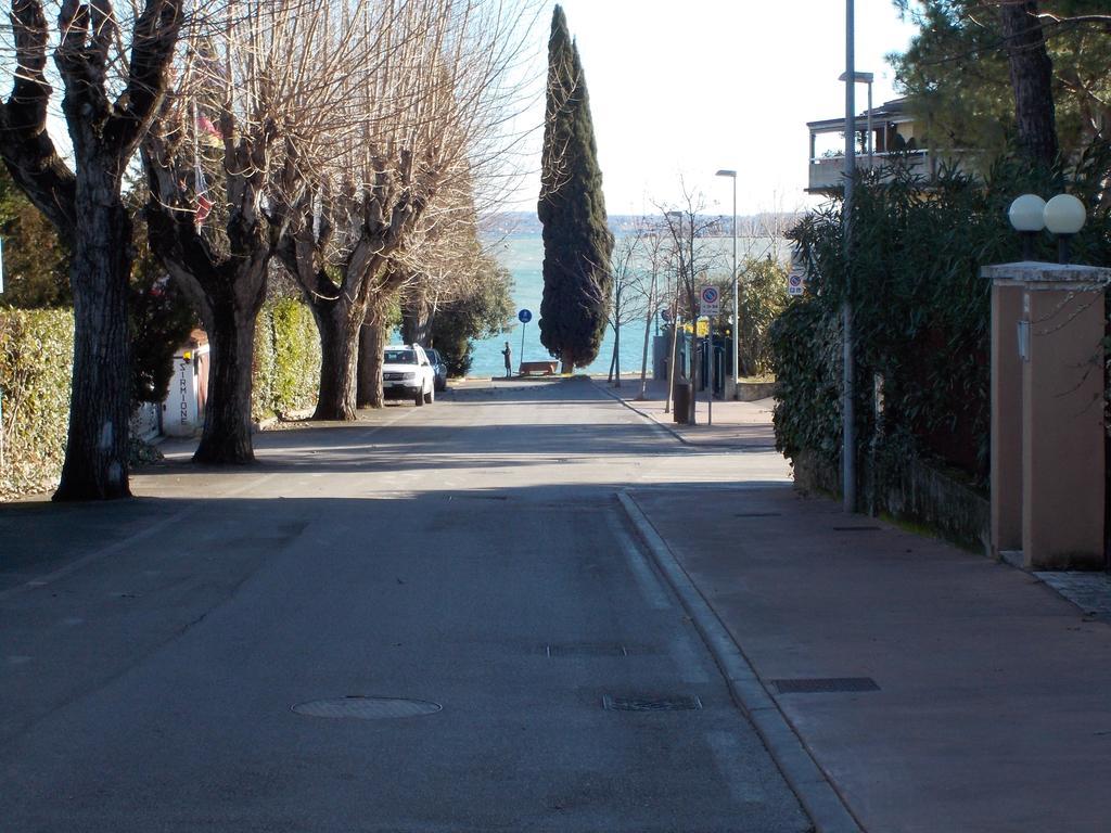 Casa Mary Due - Trilocale Con Giardino Privato A Due Passi Dal Lago Сирмионе Экстерьер фото