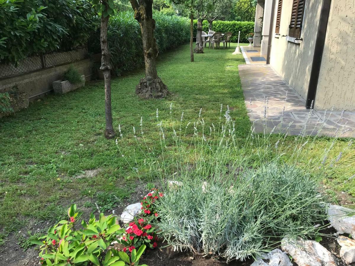 Casa Mary Due - Trilocale Con Giardino Privato A Due Passi Dal Lago Сирмионе Экстерьер фото