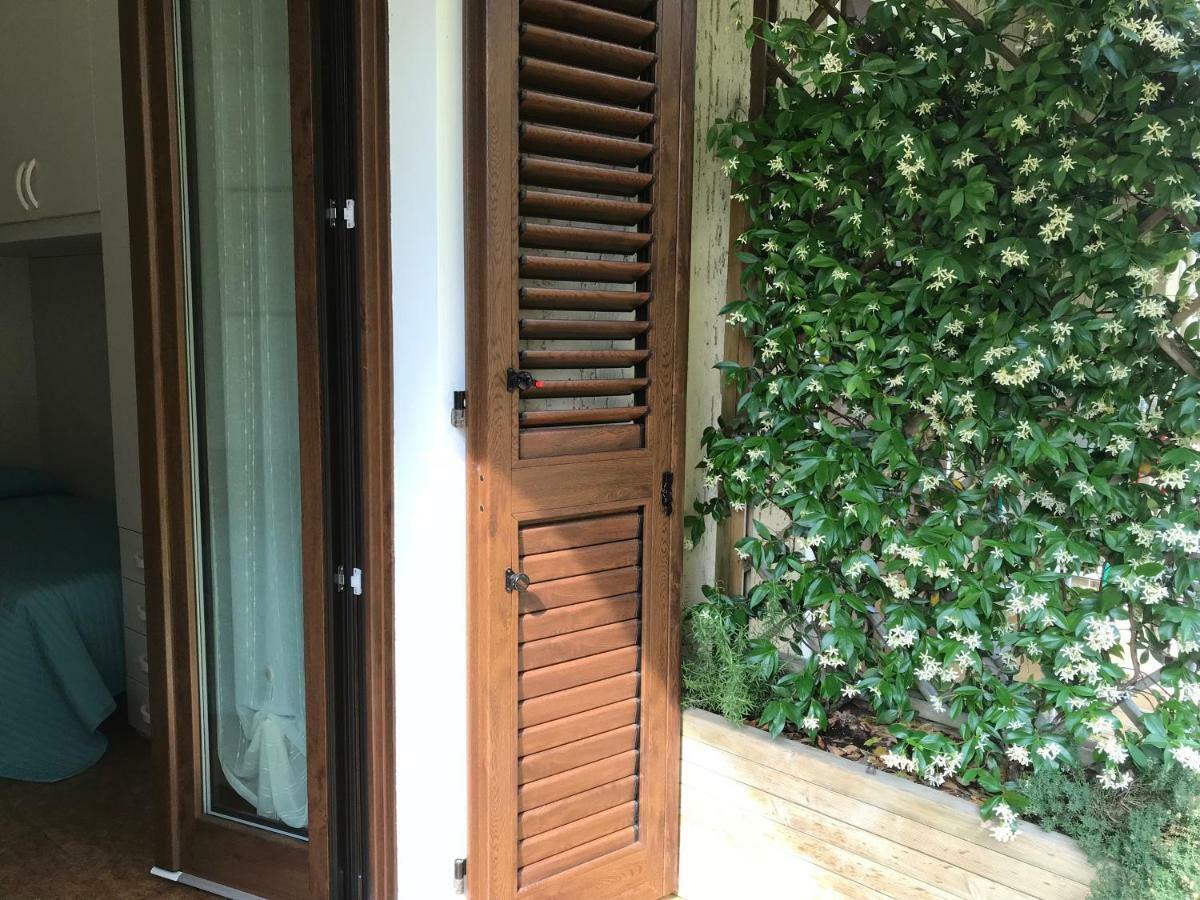 Casa Mary Due - Trilocale Con Giardino Privato A Due Passi Dal Lago Сирмионе Экстерьер фото