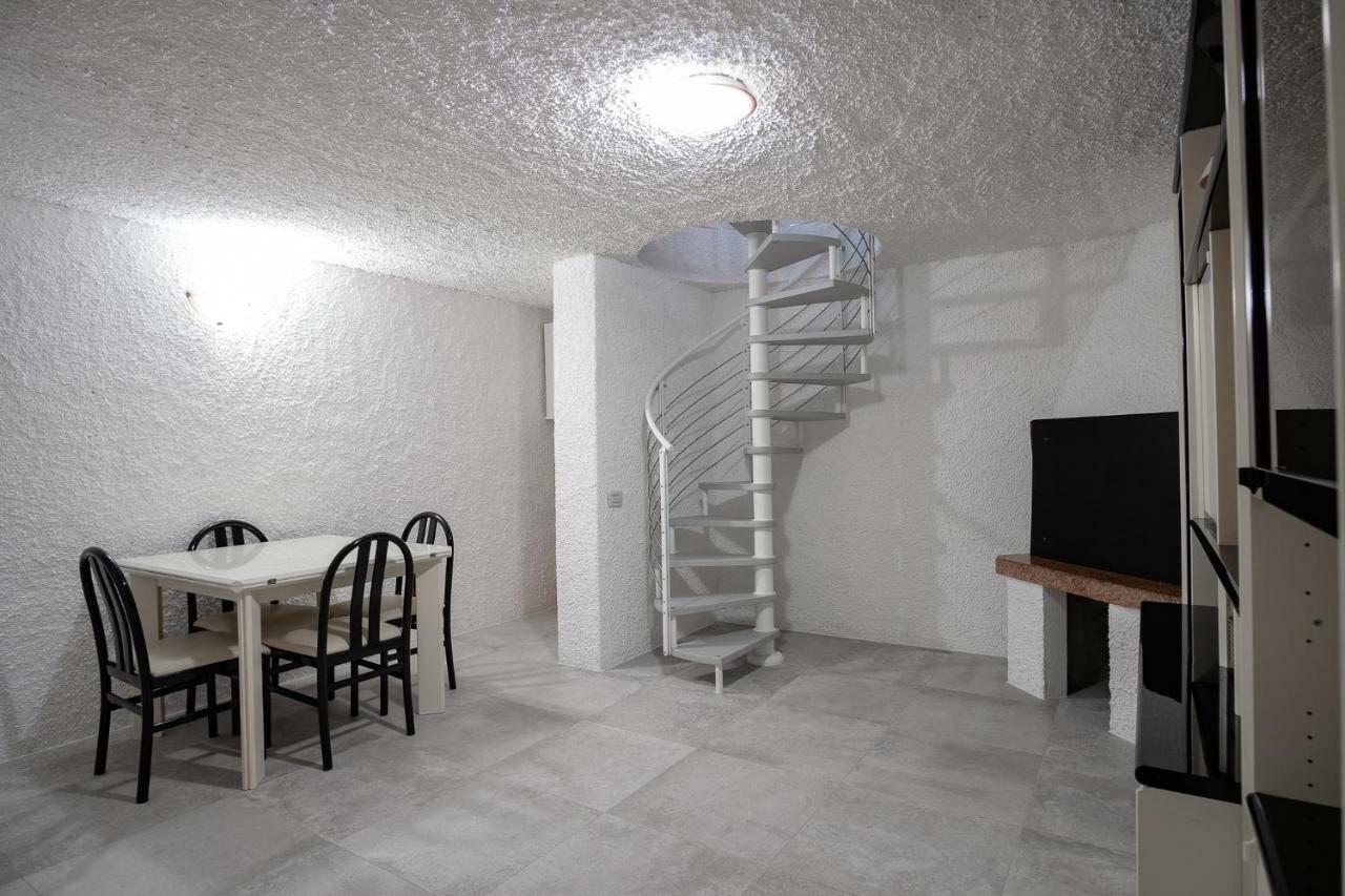 Casa Mary Due - Trilocale Con Giardino Privato A Due Passi Dal Lago Сирмионе Экстерьер фото