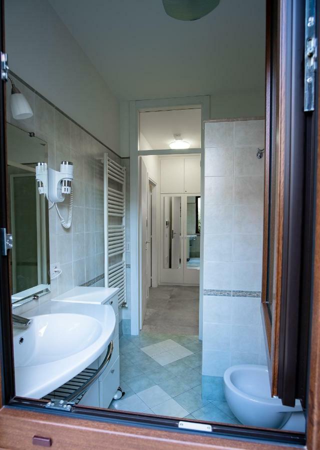 Casa Mary Due - Trilocale Con Giardino Privato A Due Passi Dal Lago Сирмионе Экстерьер фото